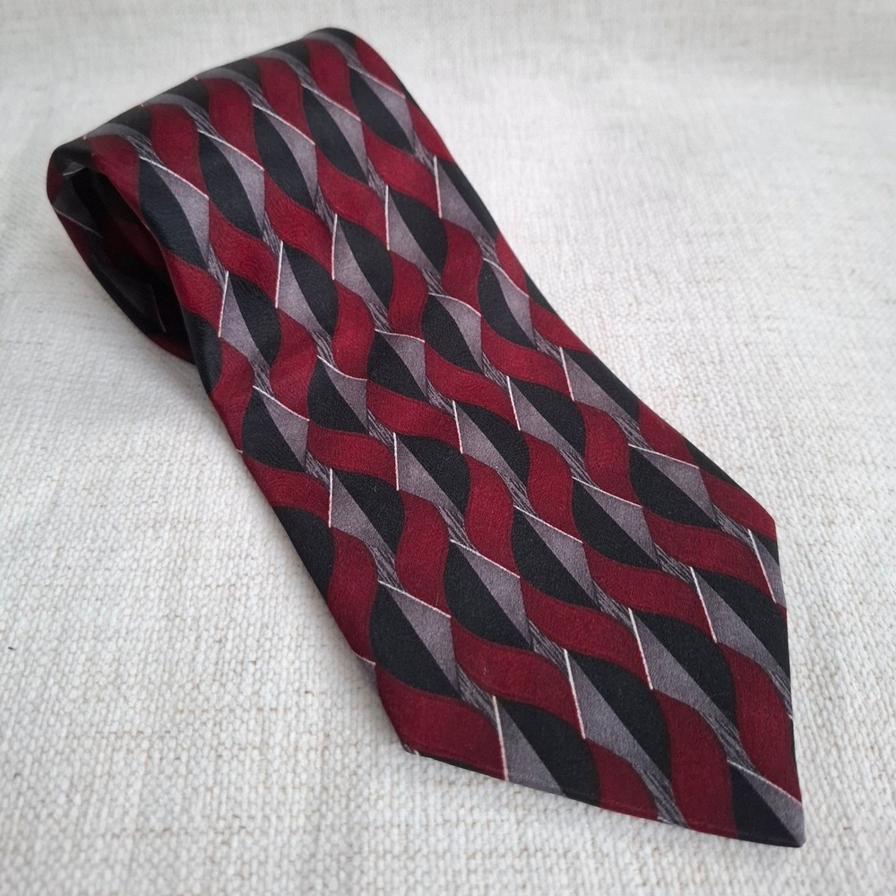 Vintage Abstract Striped Polyester Tie Black Red Dark Preppy Sprezzatura 57x4